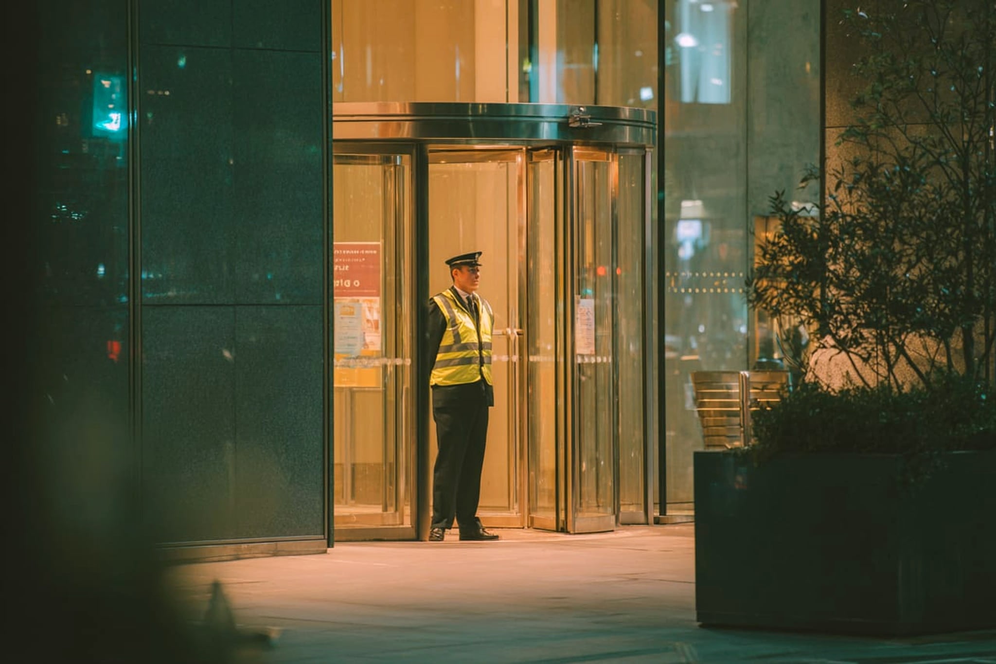 Bürogebäude bei Nacht – Einsatzfeld Objektschutz